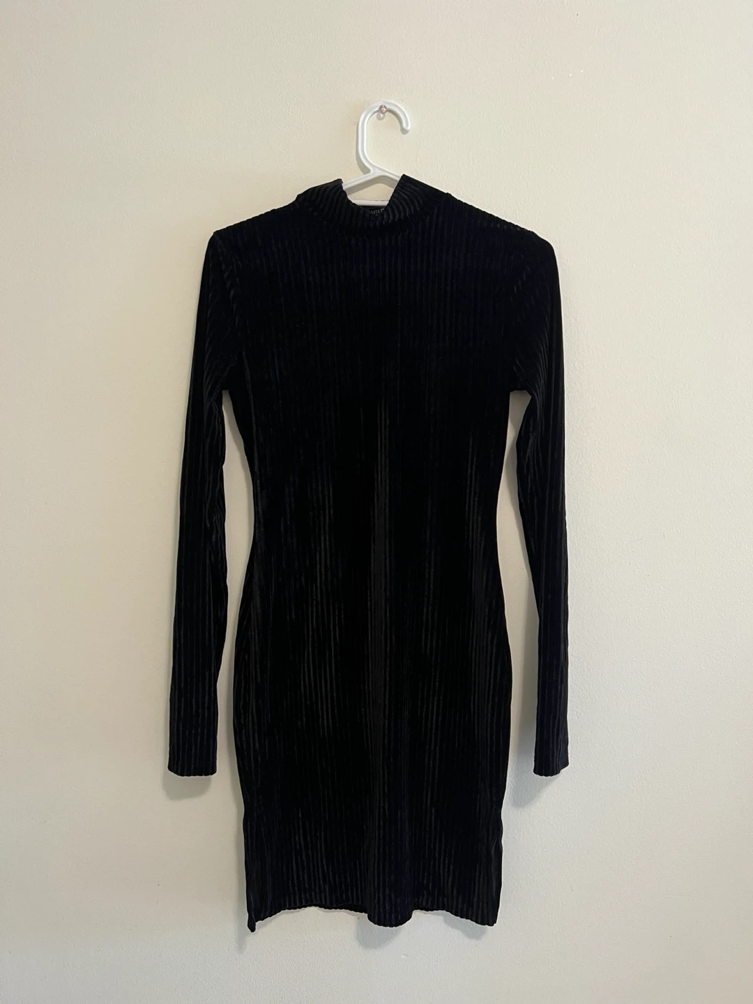 Black long sleeve ribbed velvet dress