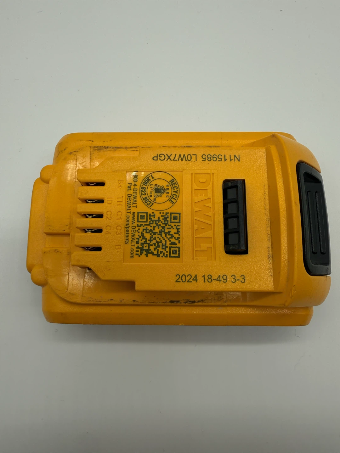 DEWALT 20V MAX Lithium-Ion 2.0 AH Compact Battery - photo 2