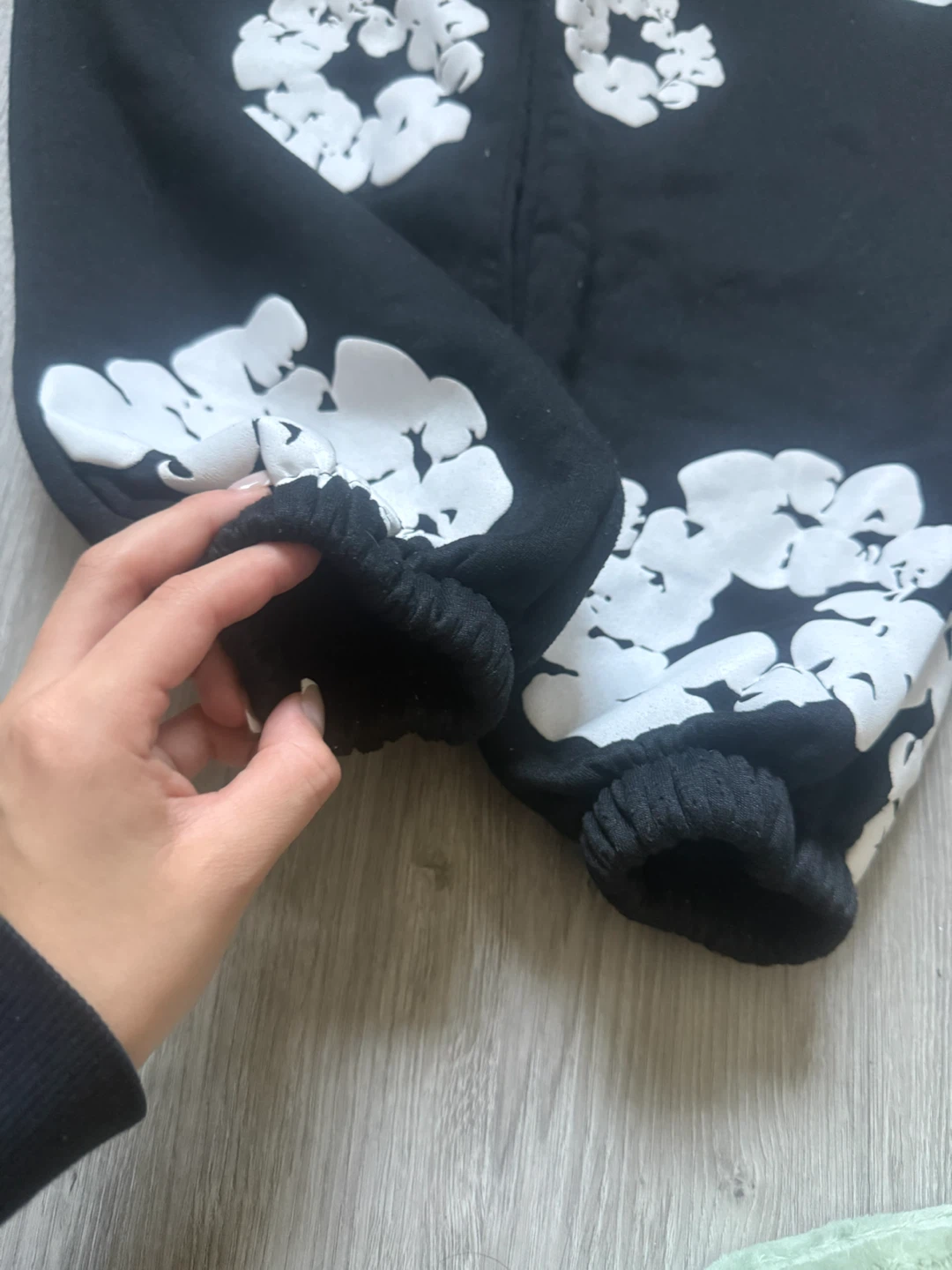 Black sweatpants with white floral print - photo 2
