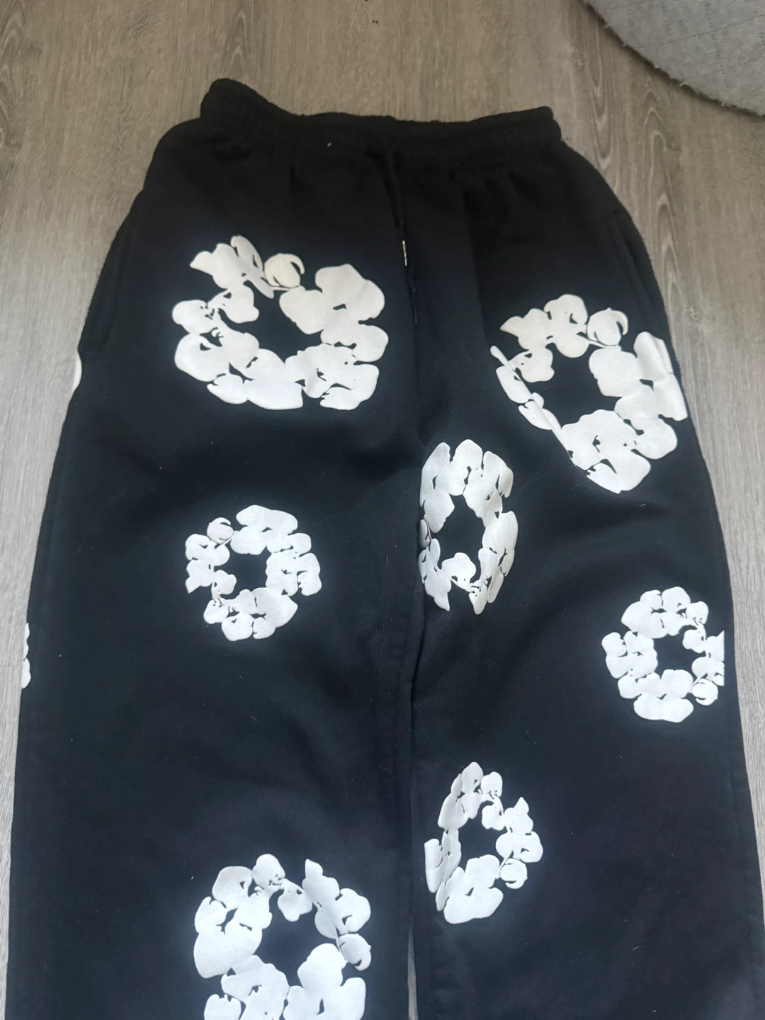 Black sweatpants with white floral print - photo 3