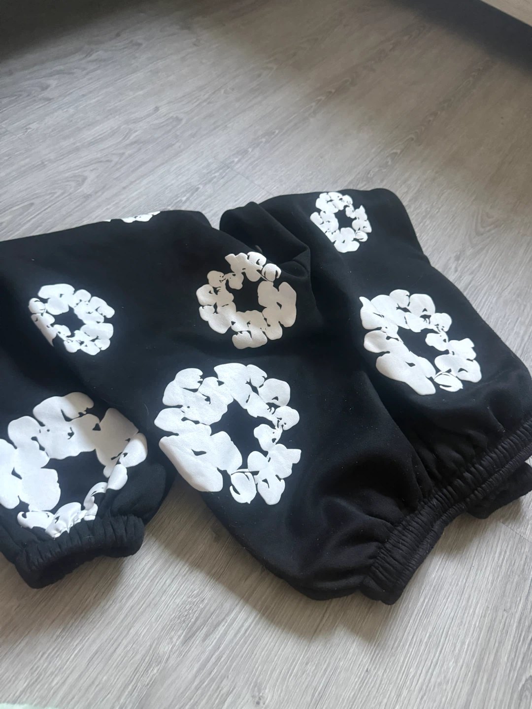 Black sweatpants with white floral print - photo 4