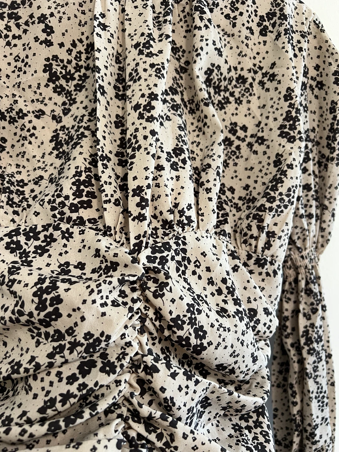 Black and cream floral ruched long sleeve dress - photo 2