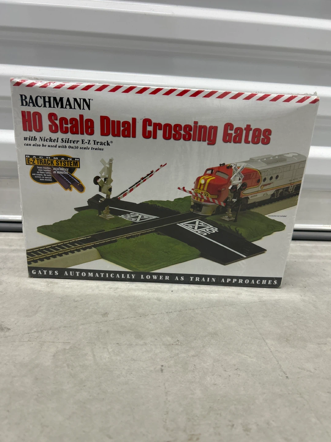 Bachmann HO Scale Dual Crossing Gates with E-Z Track