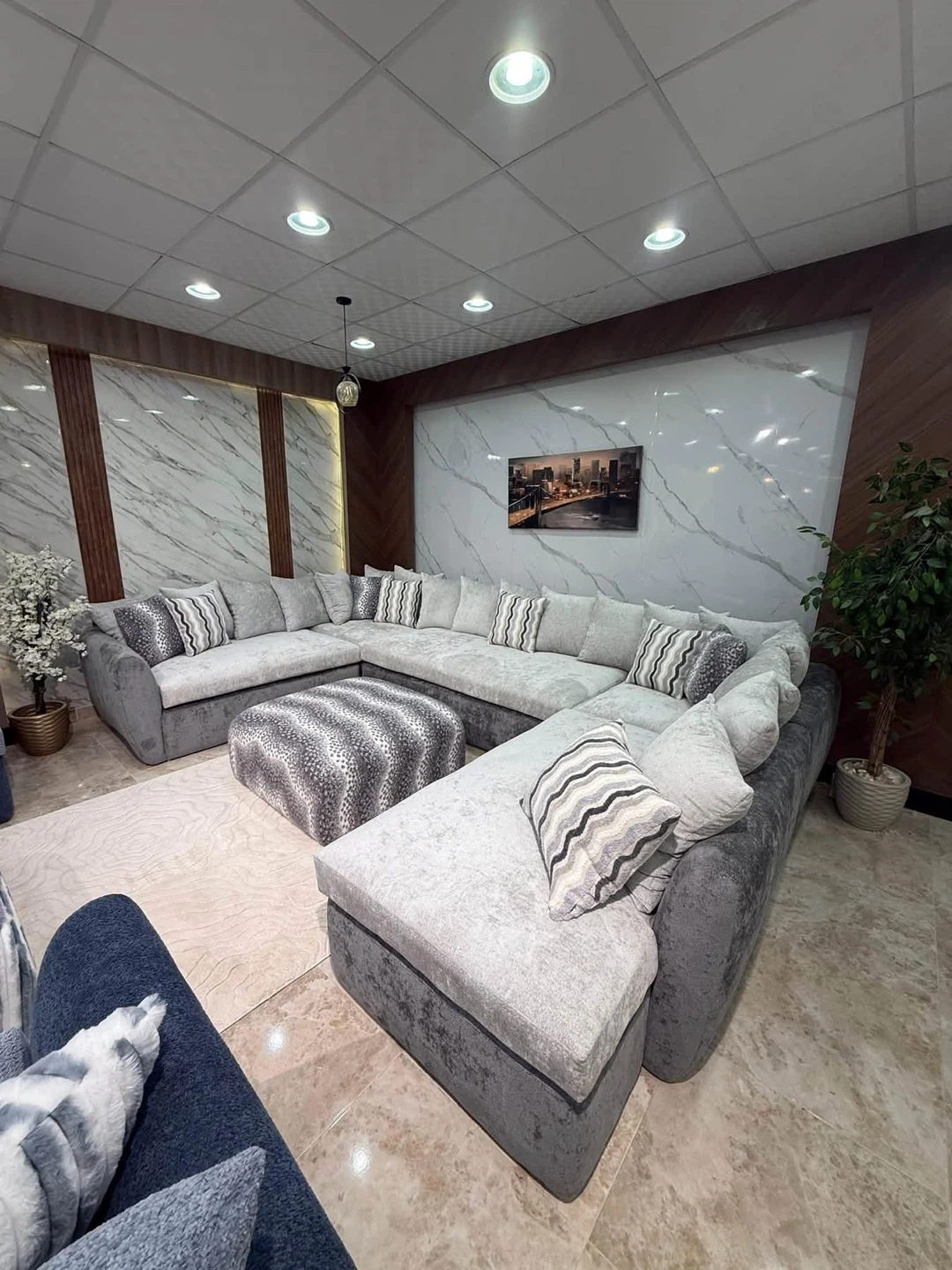 Large sectional sofa with ottoman - photo 2