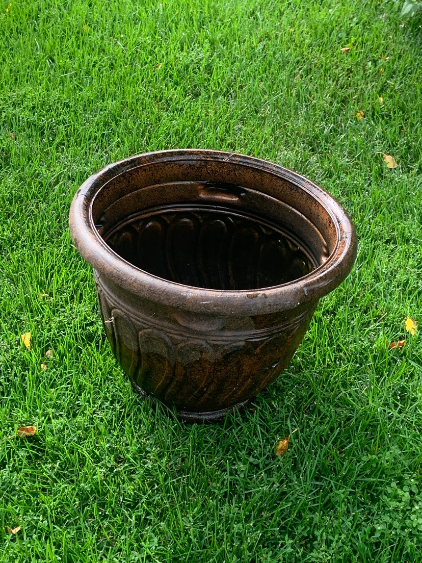 Suncast round resin planter in bronze