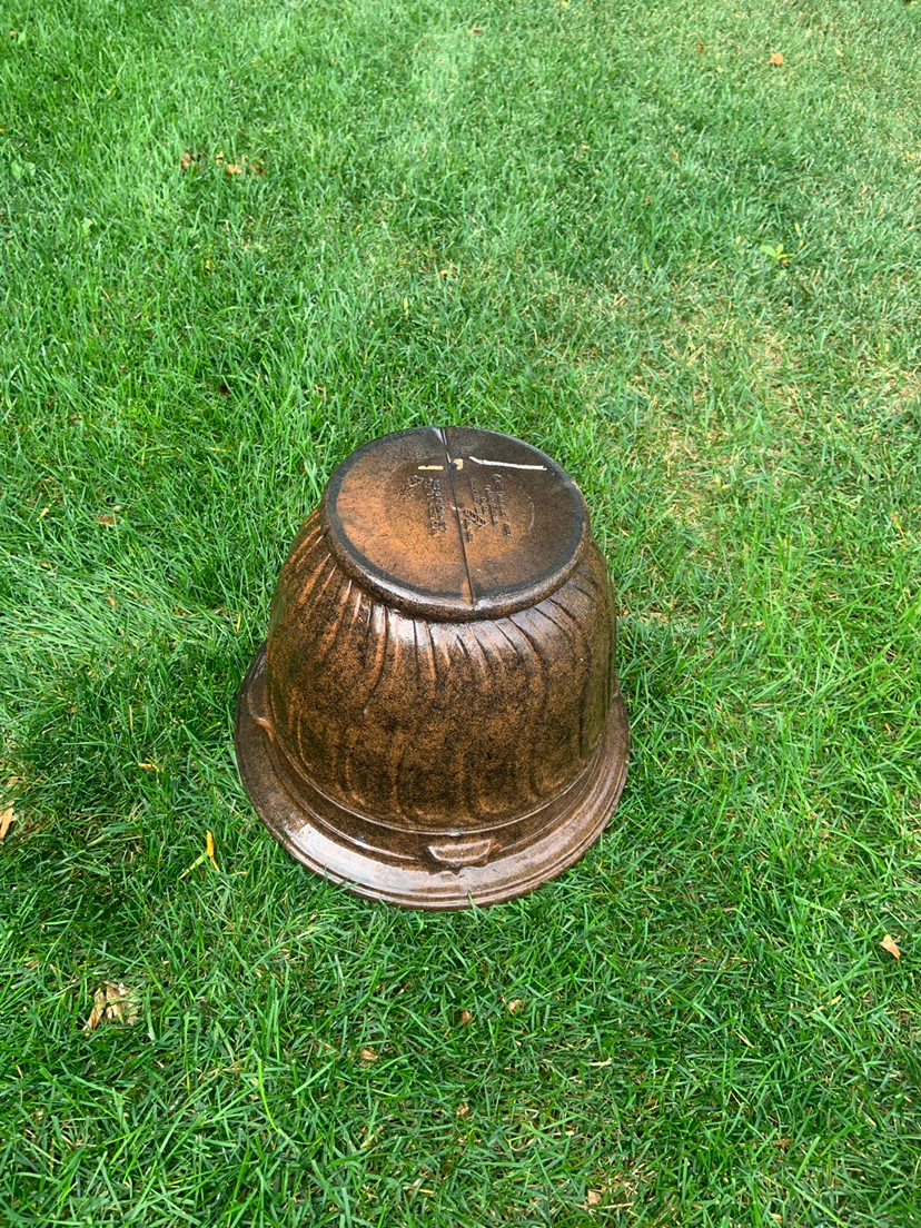 Suncast round resin planter in bronze - photo 2