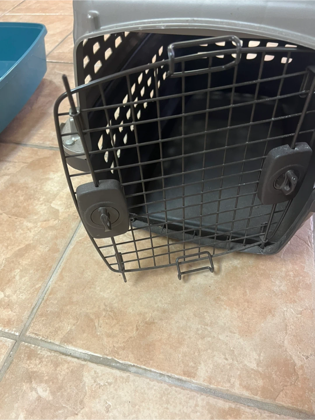 Petmate gray and black plastic pet carrier - photo 3