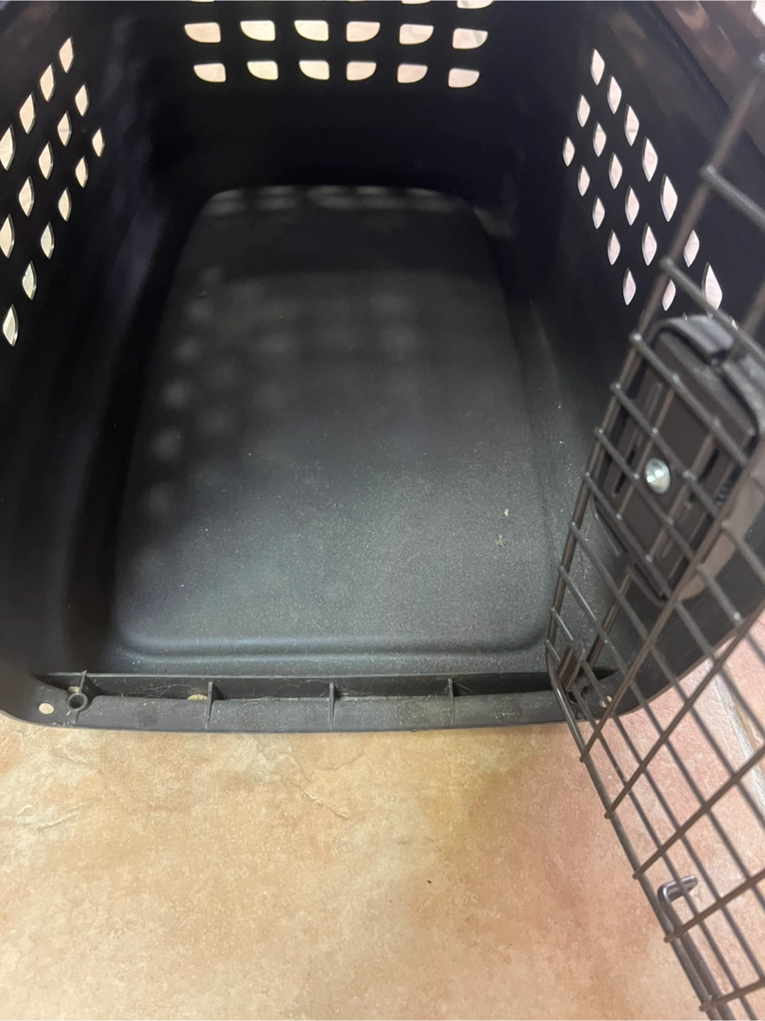 Petmate gray and black plastic pet carrier - photo 4