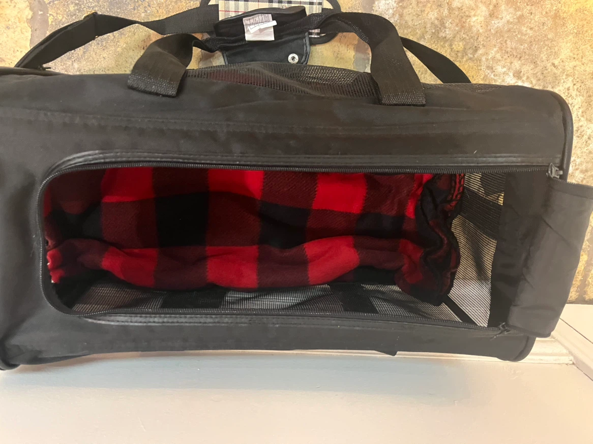 Black Soft Shell Cat or Small Dog Carrier with new blanket - photo 3