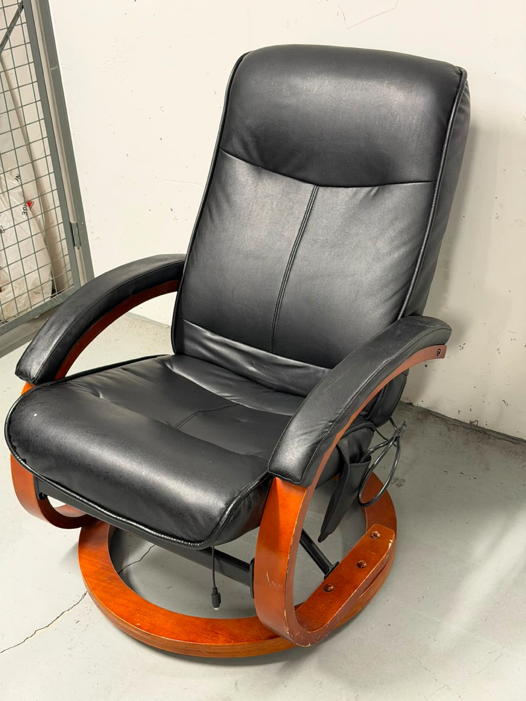 Reclining Massage Chair with Ottoman- Free drop off 10km radius - photo 4