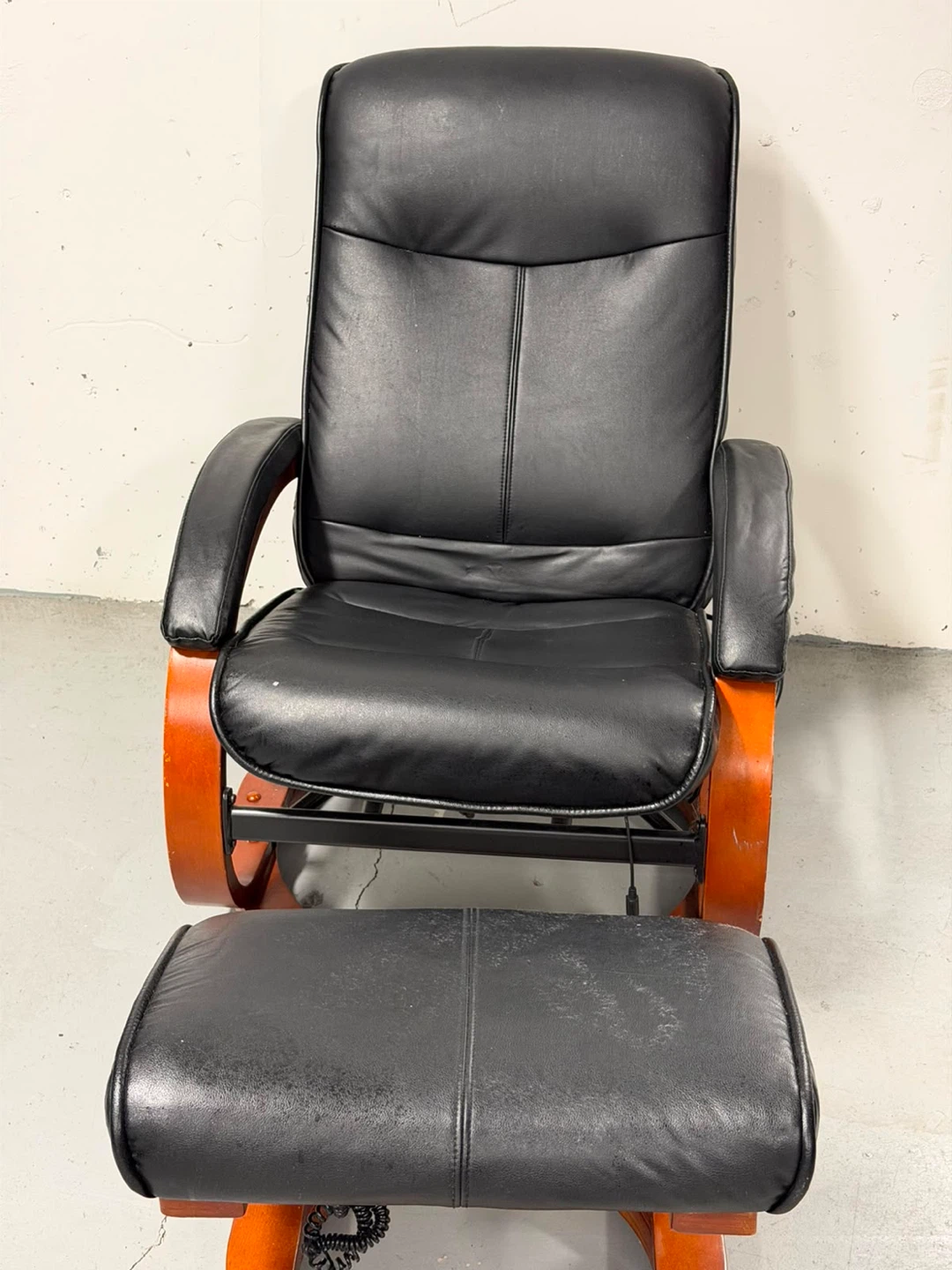 Reclining Massage Chair with Ottoman- Free drop off 10km radius - photo 5