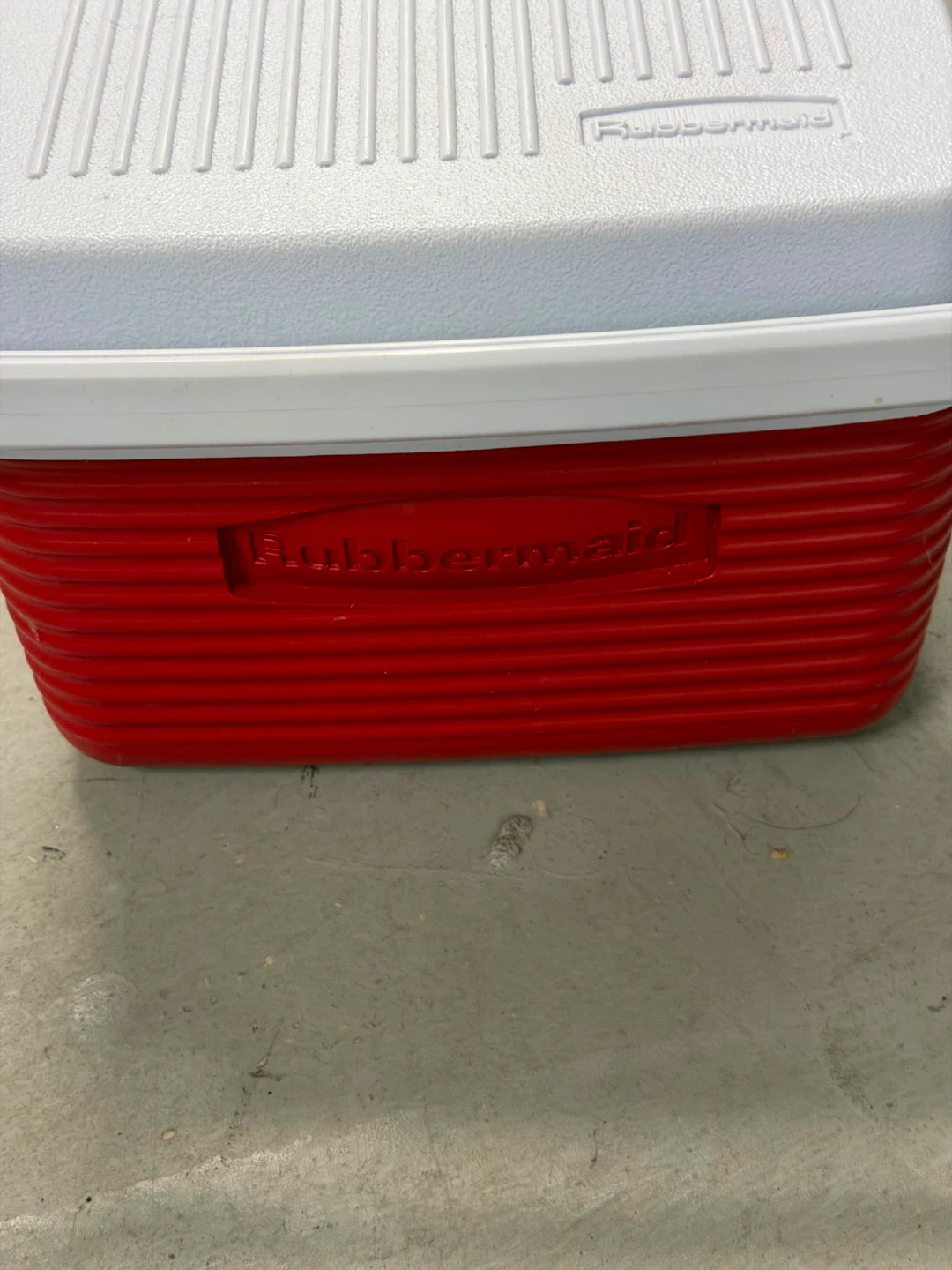 Rubbermaid Cooler