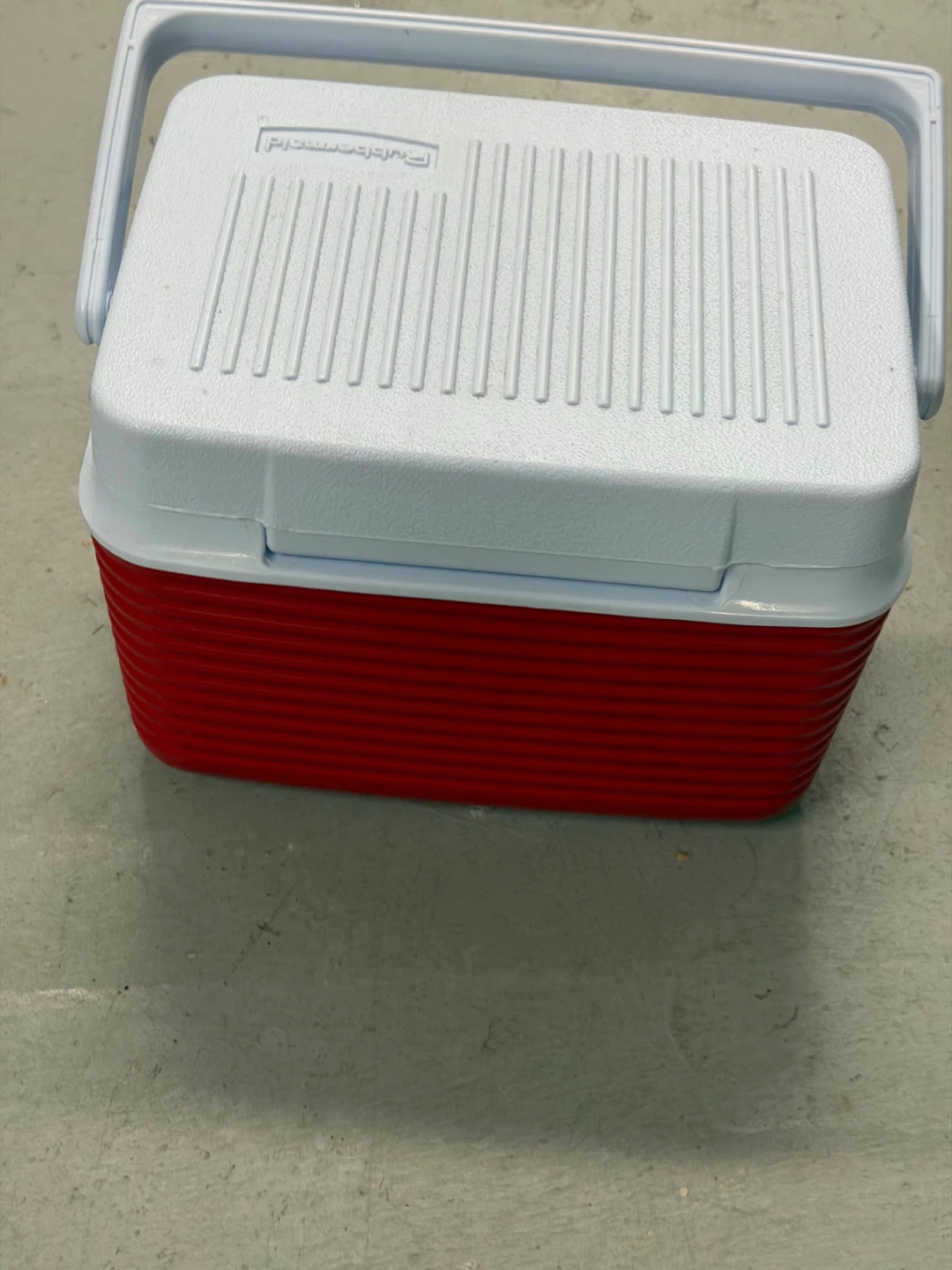 Rubbermaid Cooler - photo 3