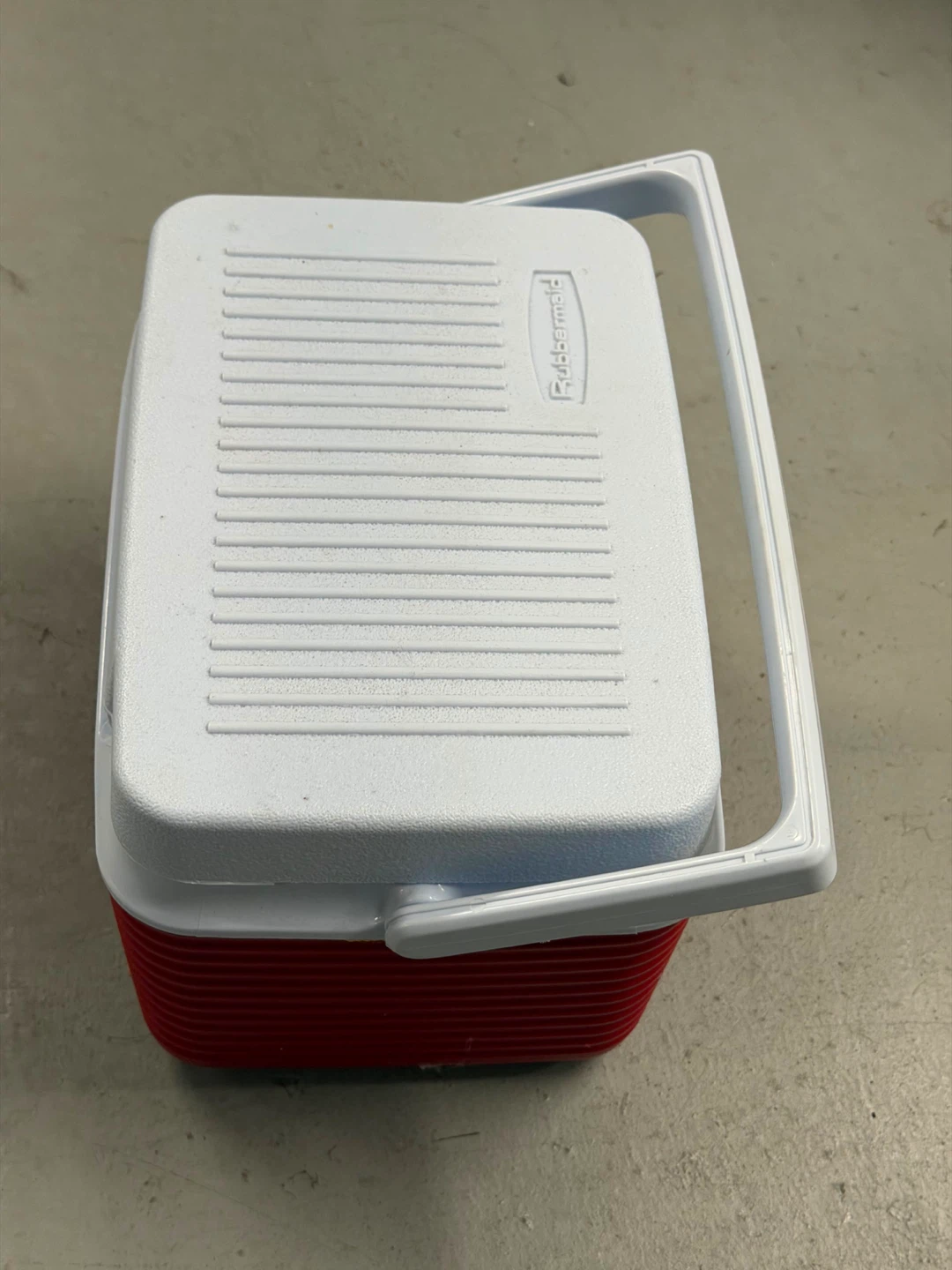 Rubbermaid Cooler - photo 4