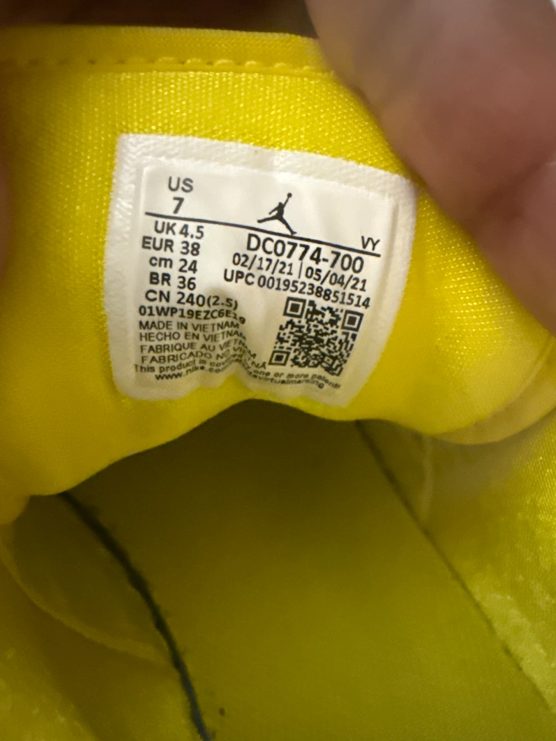 Air Jordan 1 Low SE Yellow Sneakers - photo 2