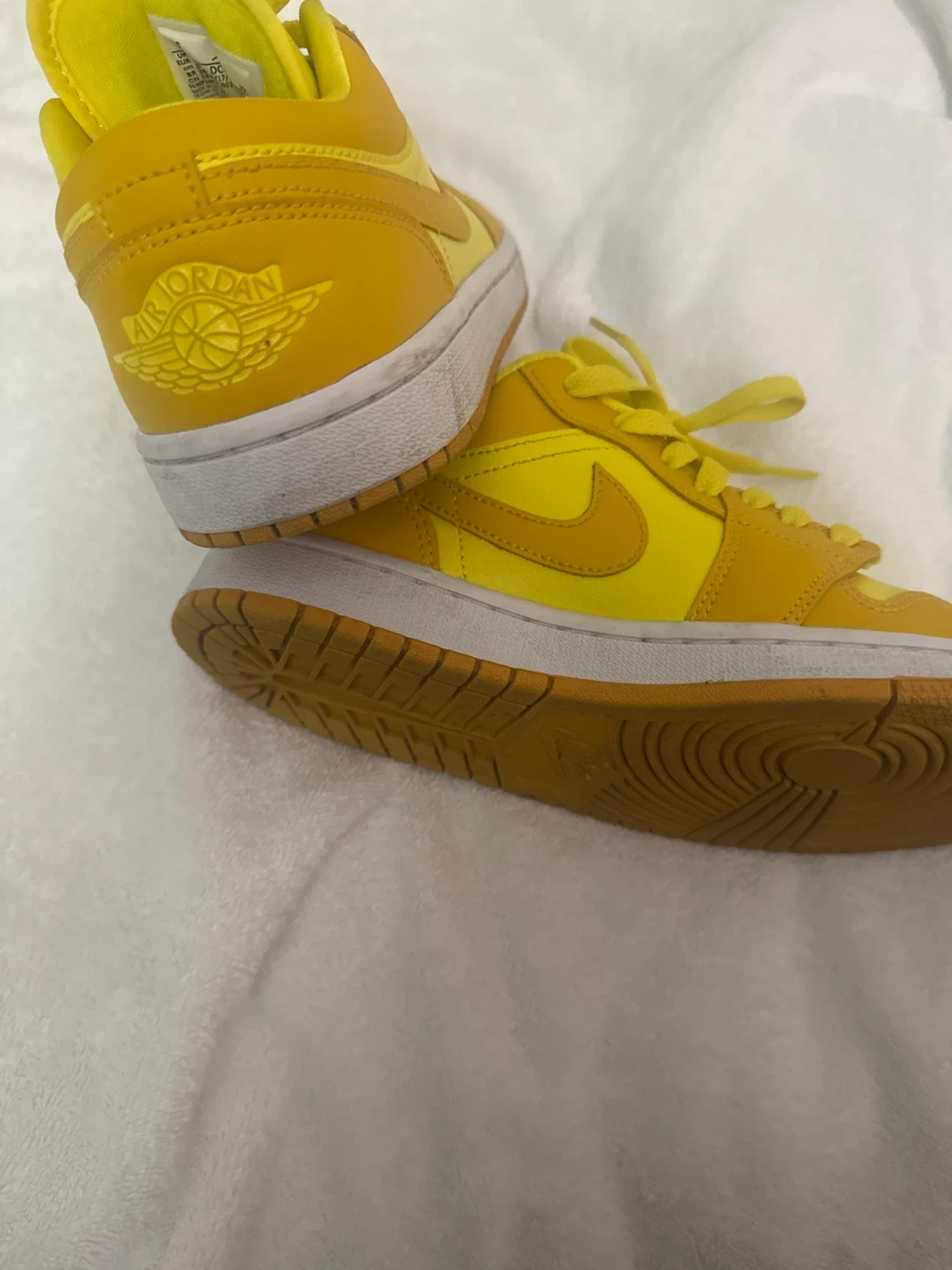 Air Jordan 1 Low SE Yellow Sneakers - photo 3