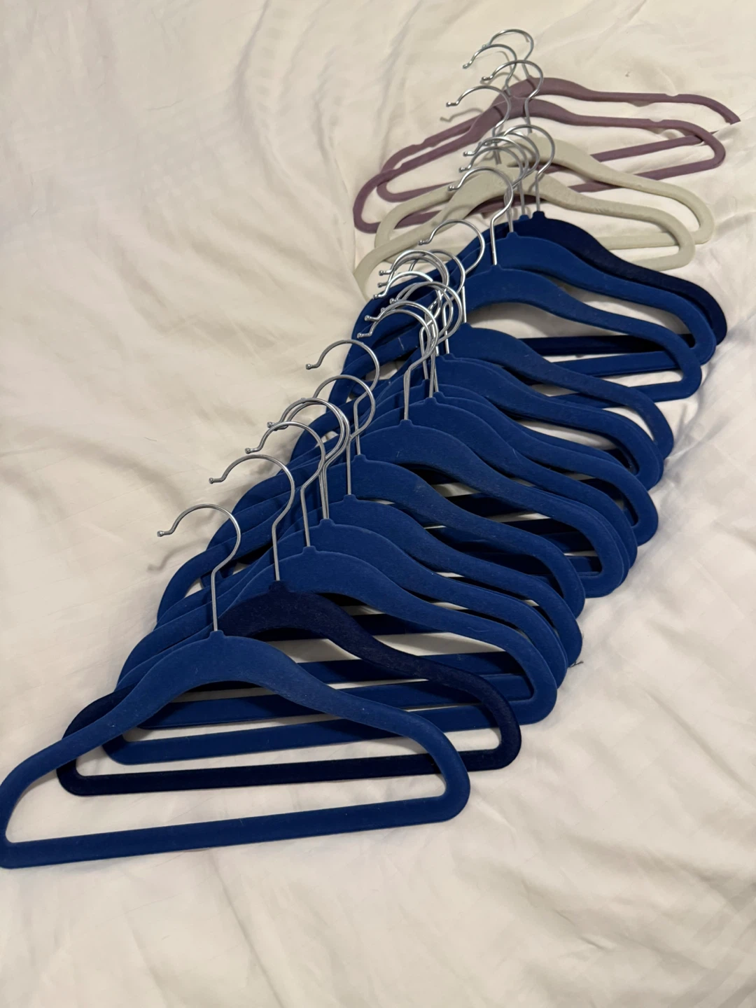 Set of velvet non-slip hangers (25 pieces)