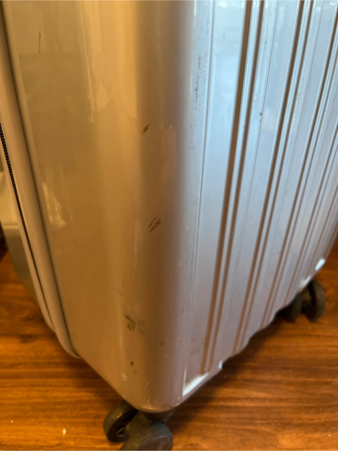 (-Aug30) 20“ American Tourister Silver Hardside Luggage - photo 3
