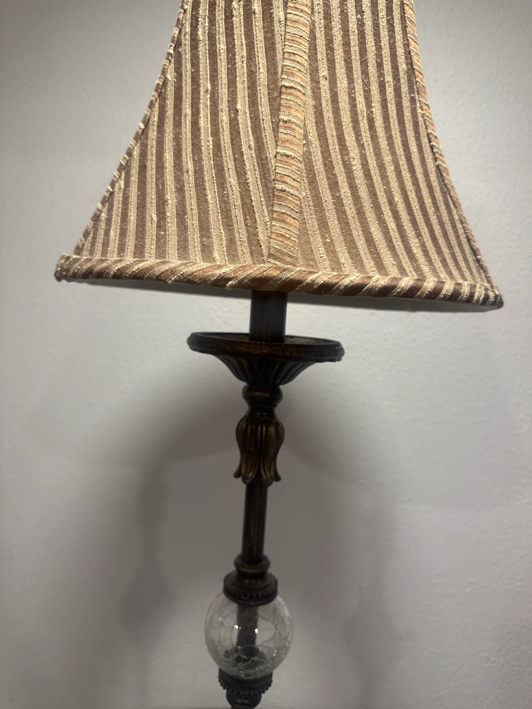 Table Lamp with Decorative Base - photo 3