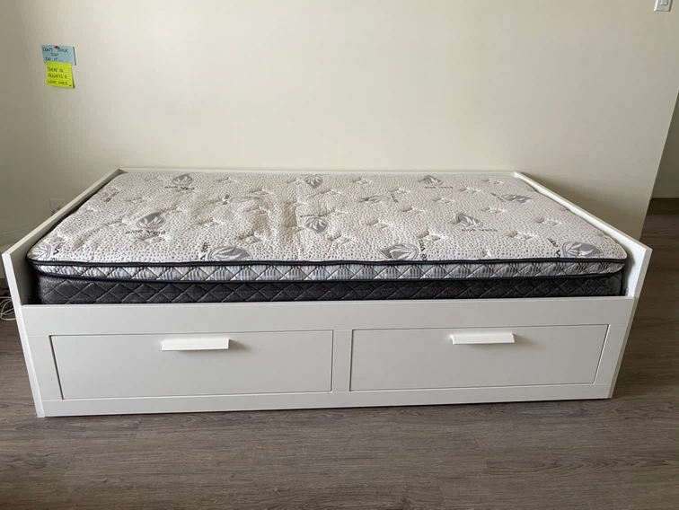 White Daybed with Two Drawers and Aloe Vera Mattress