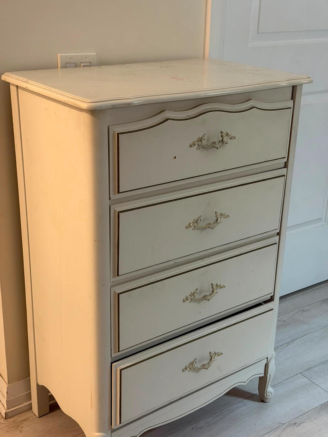 dresser with 4 drawers- FREE DROP OFF within 10km radius - photo 2