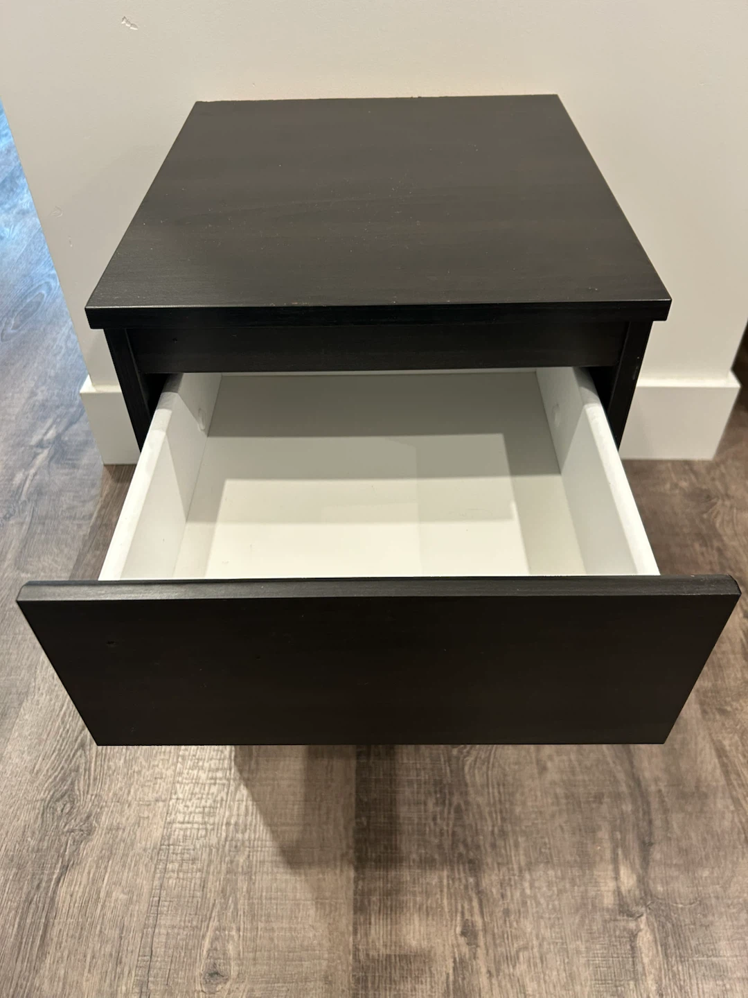 IKEA MALM nightstand - photo 2