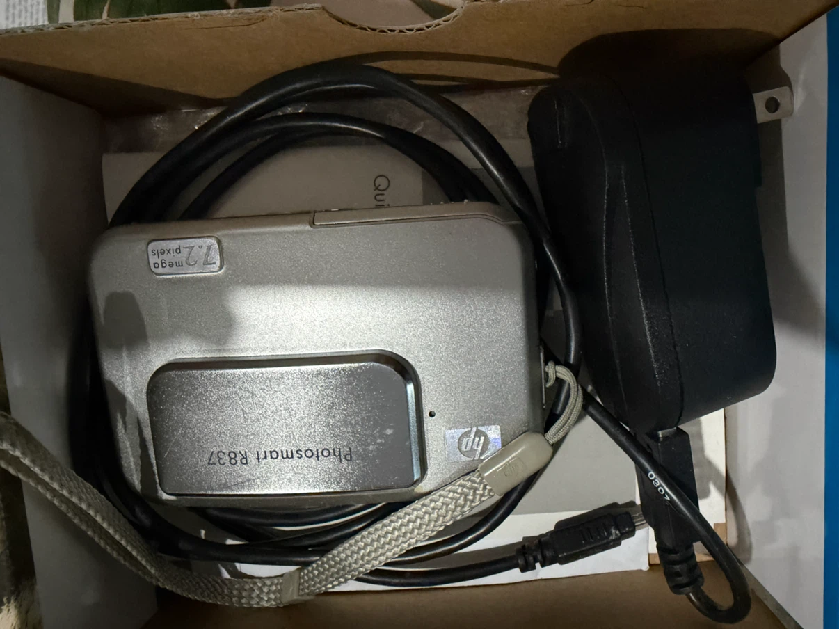 HP Photosmart R837 Digital Camera with Charger
