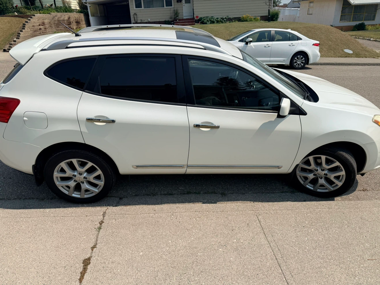 White Nissan Rogue SV