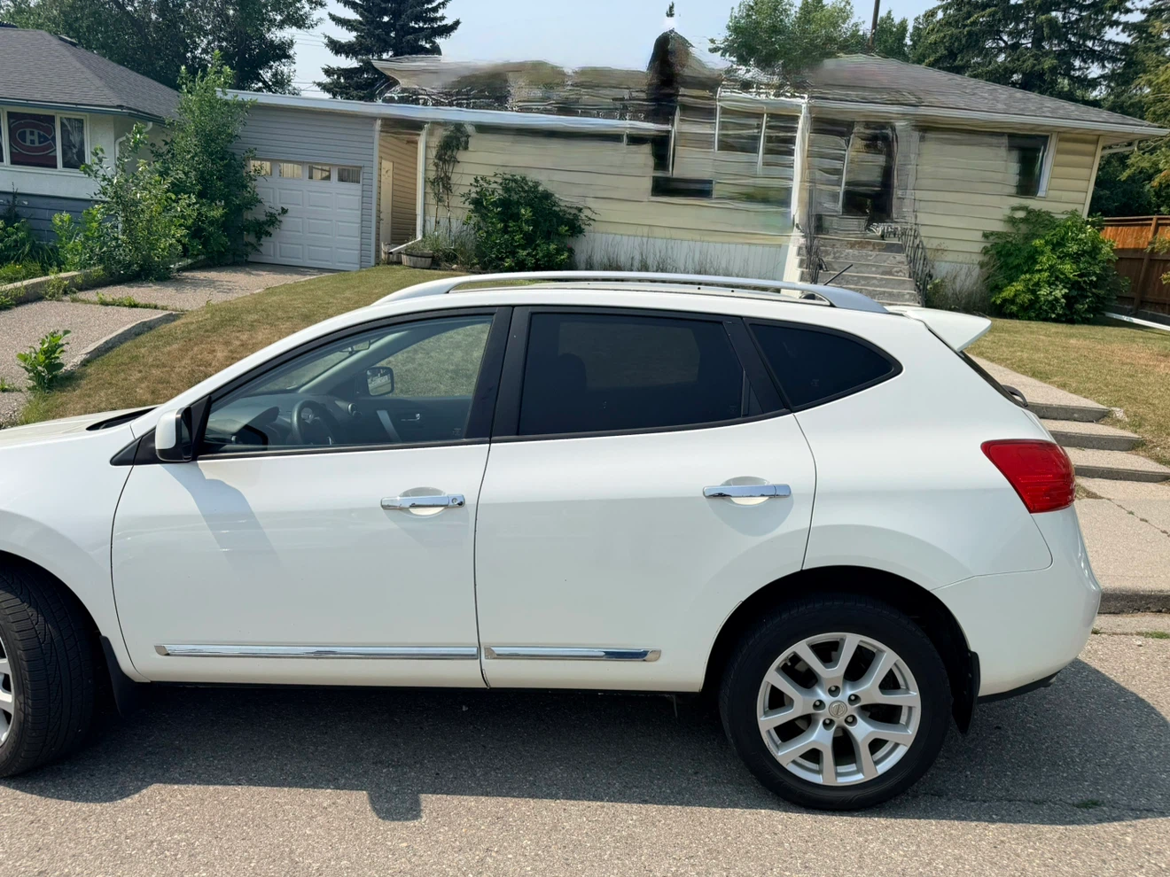 White Nissan Rogue SV - photo 2