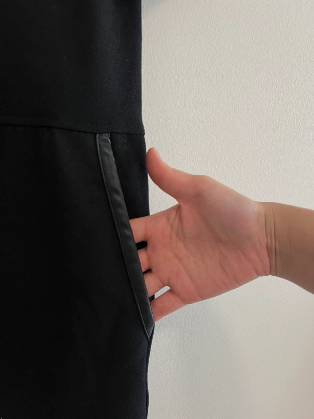 Black short sleeve dress with leather trim pockets - photo 2