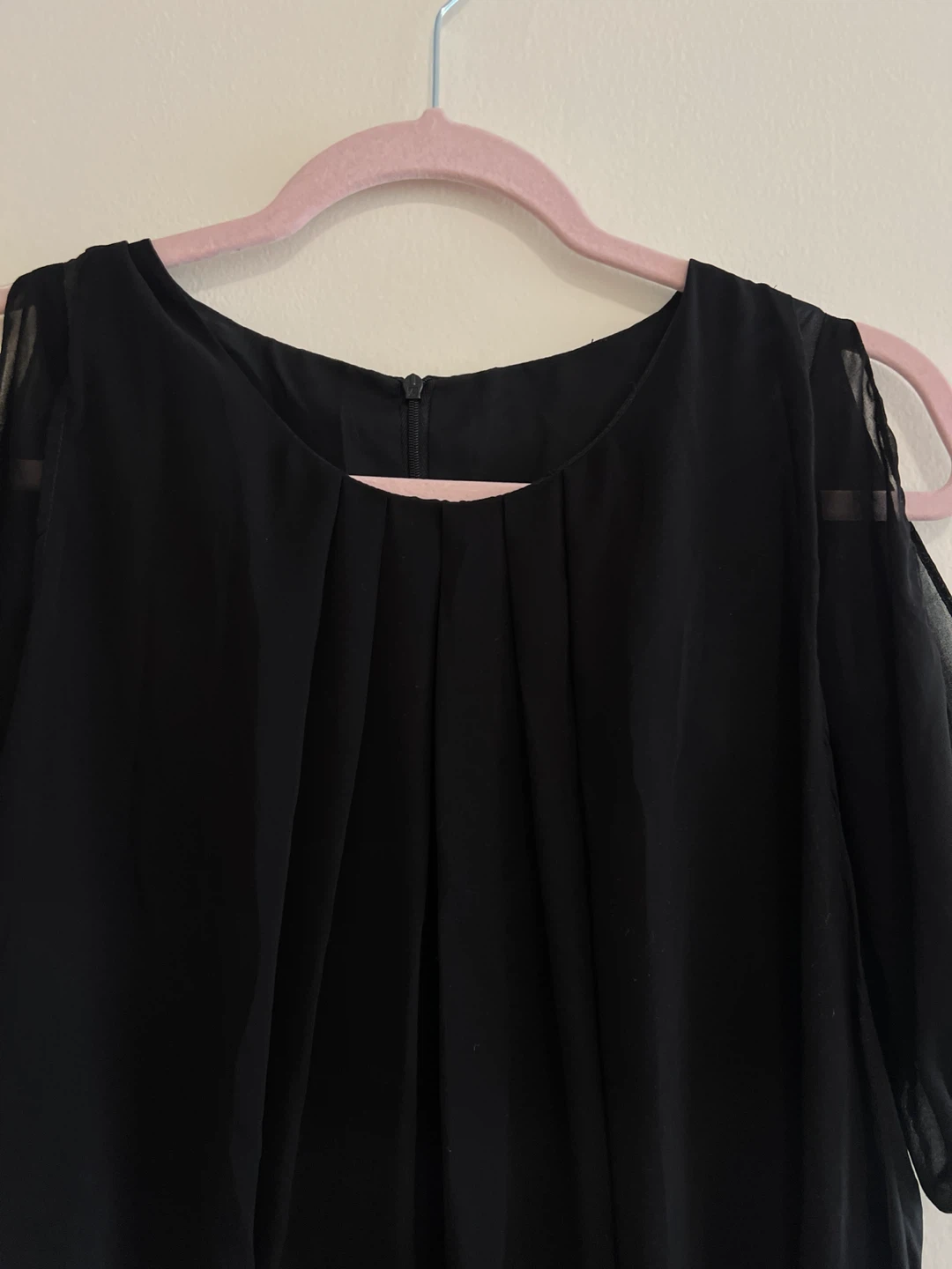 Black cold shoulder pleated mini dress - photo 3