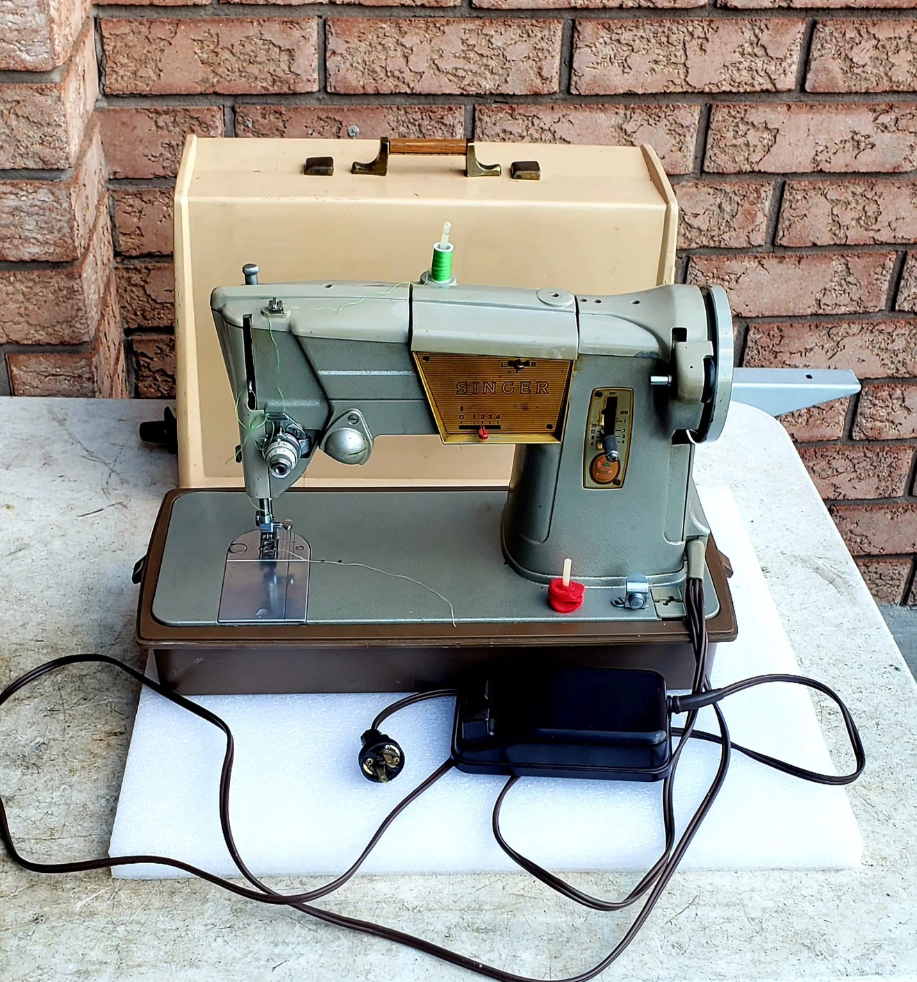 Singer Sewing Machine with Case