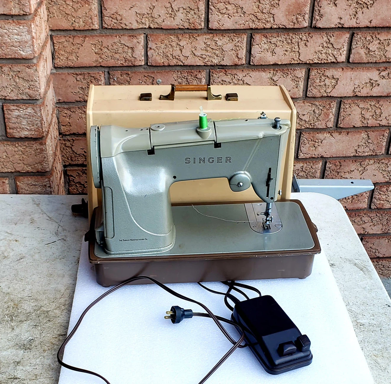 Singer Sewing Machine with Case - photo 2
