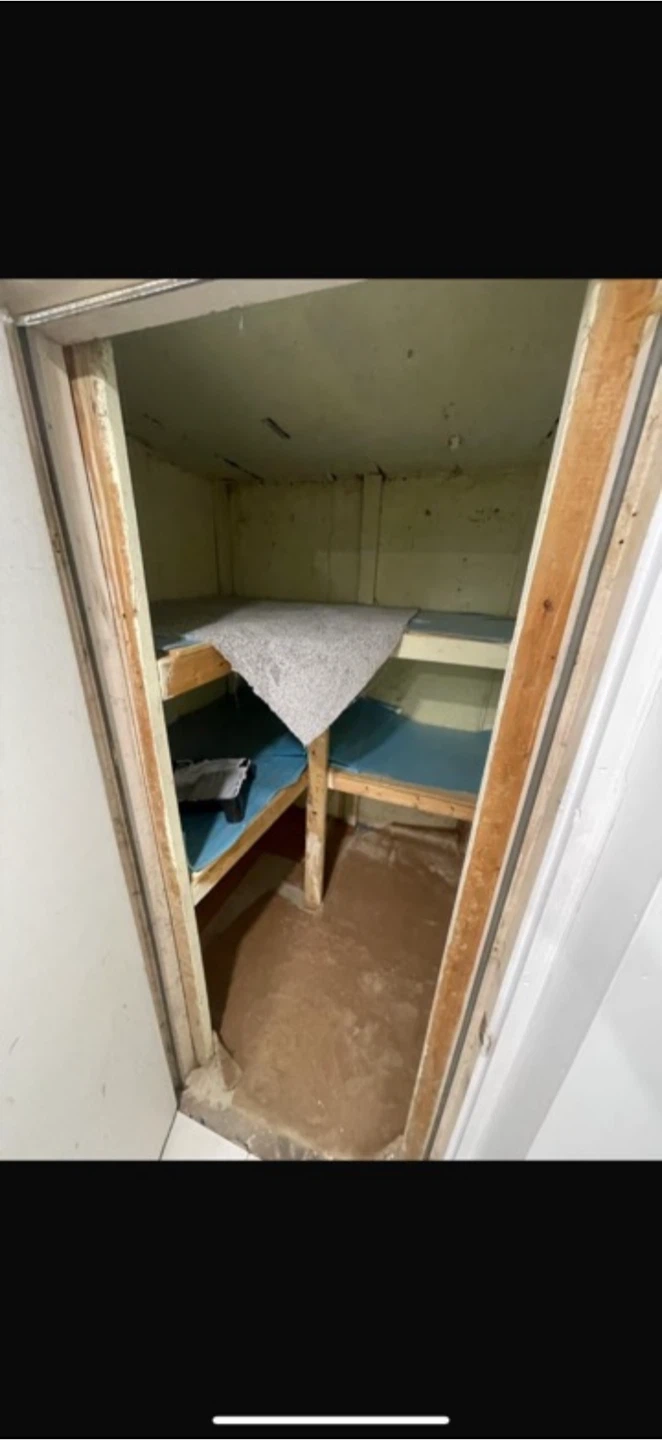 Empty closet with shelf and hanging rod - photo 4