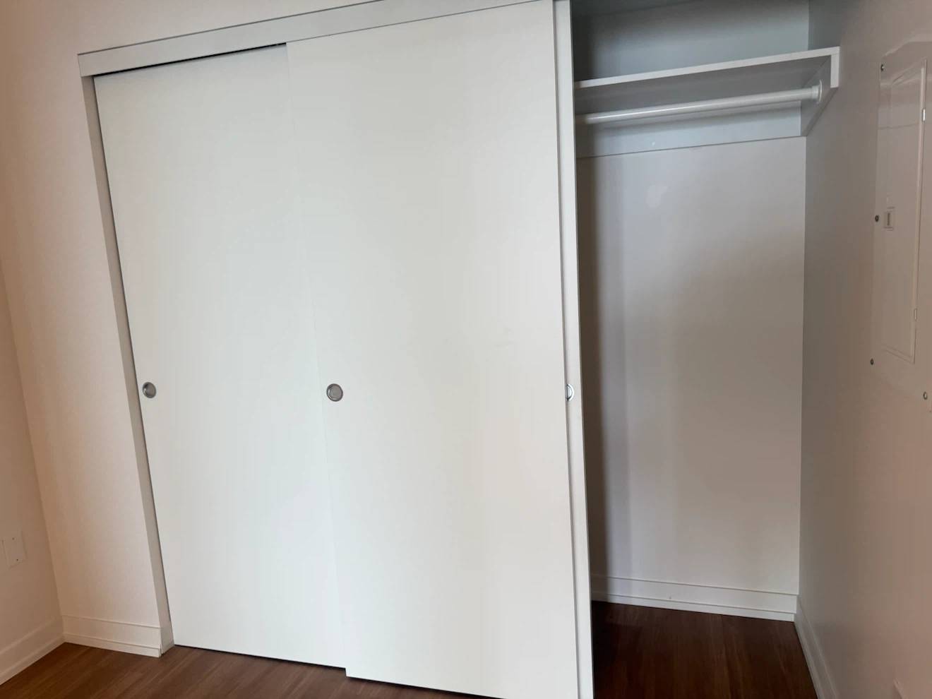 PRIVATE ROOM in a Brand-new 2 Bed / 2 Bath- Harbourfront! - photo 2