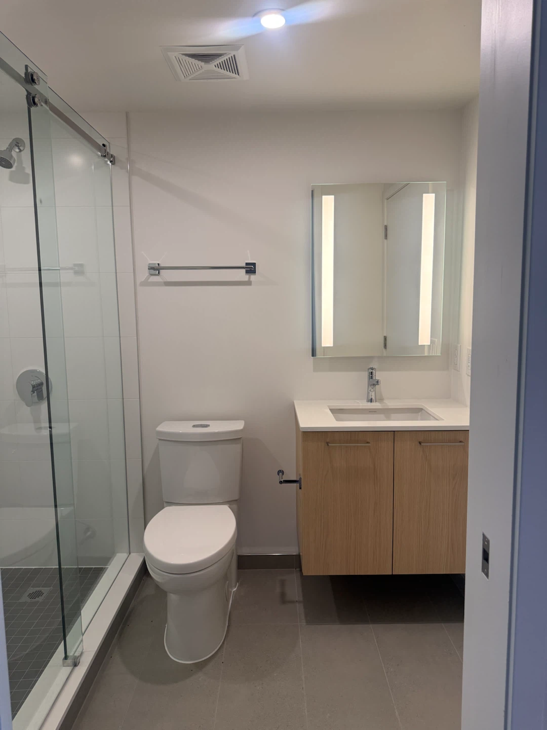 PRIVATE ROOM in a Brand-new 2 Bed / 2 Bath- Harbourfront! - photo 3