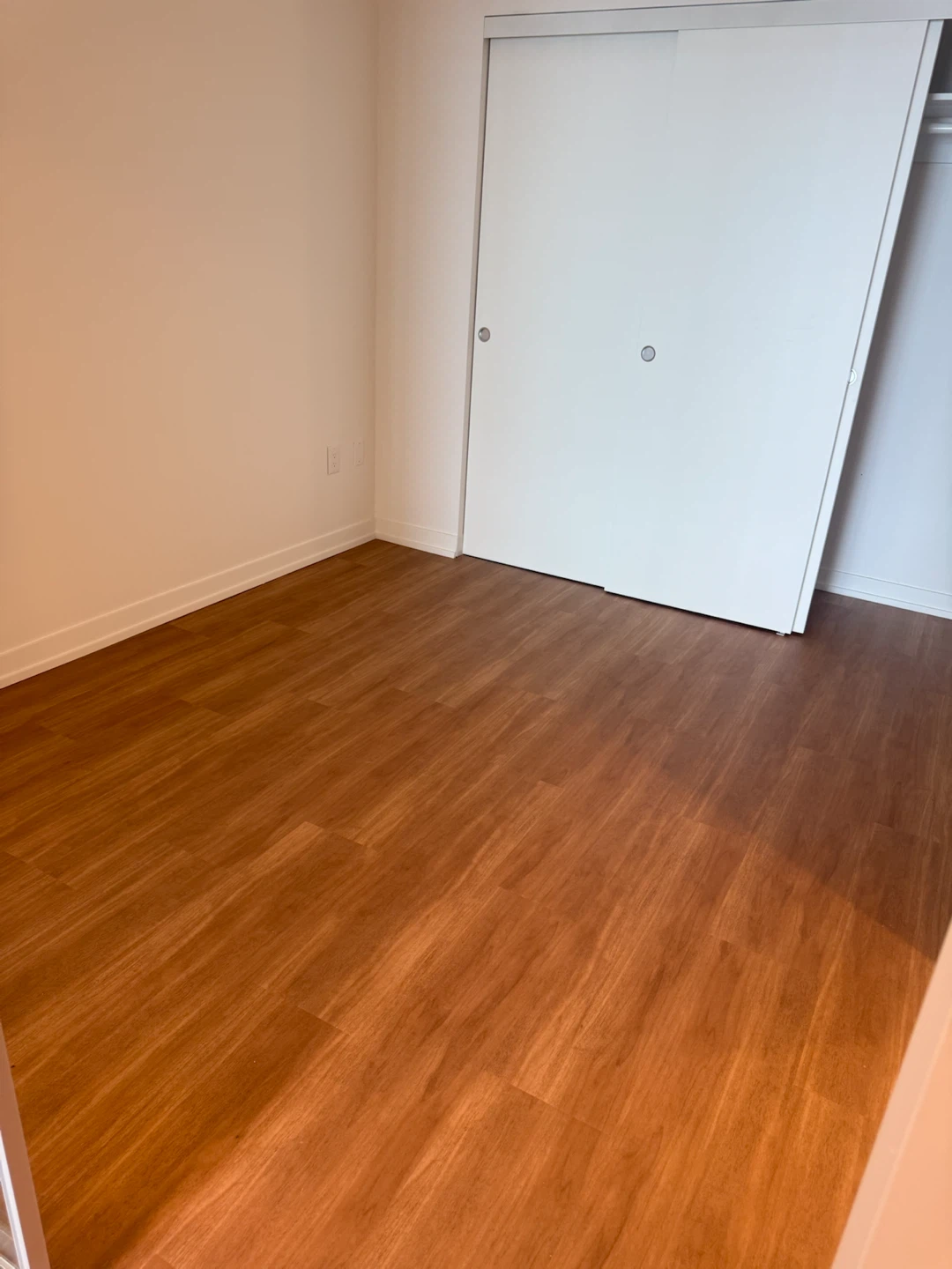 PRIVATE ROOM in a Brand-new 2 Bed / 2 Bath- Harbourfront! - photo 4