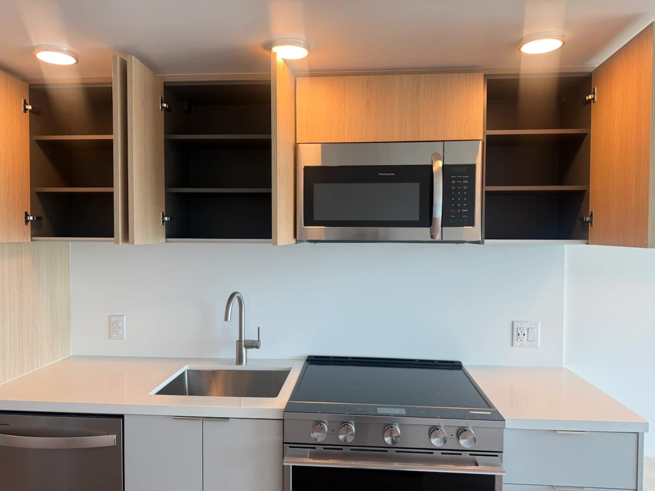 PRIVATE ROOM in a Brand-new 2 Bed / 2 Bath- Harbourfront! - photo 5