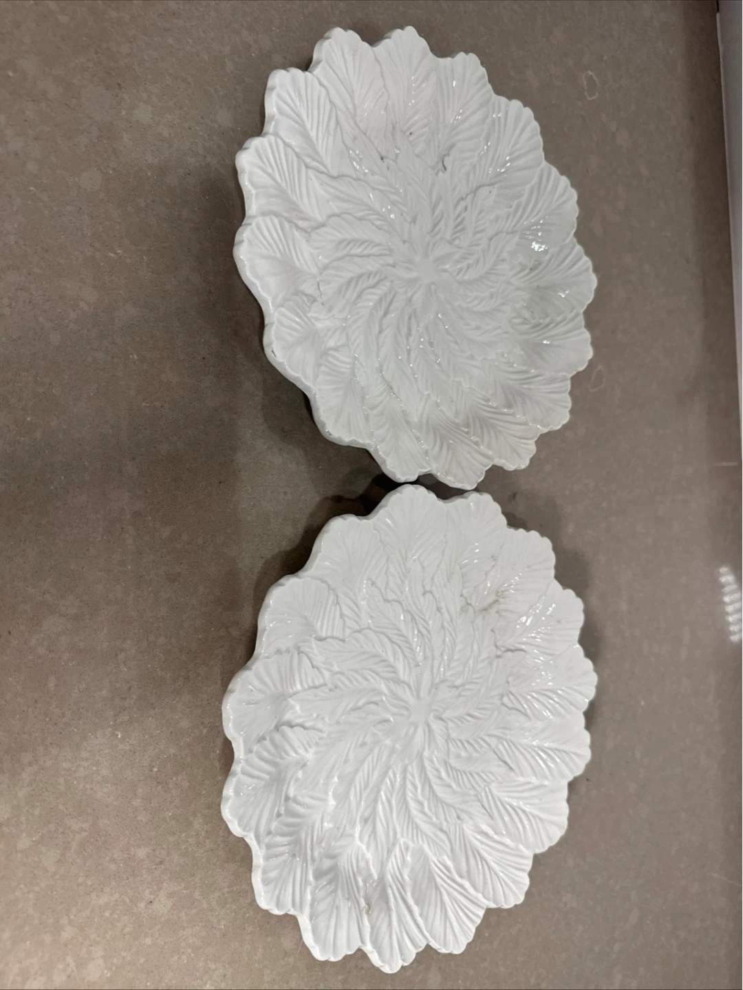Set of 2 White Leaf Design Ceramic Plates - photo 3