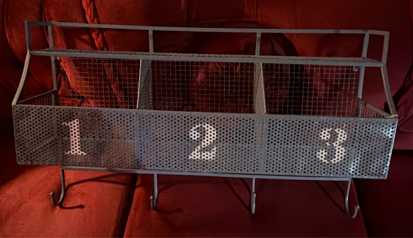 Wire storage shelf with 3 compartments and hooks - photo 2