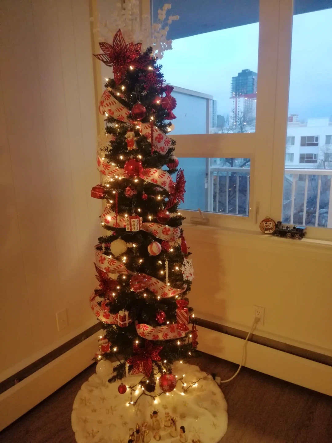 Pencil Christmas tree with decorations - photo 3