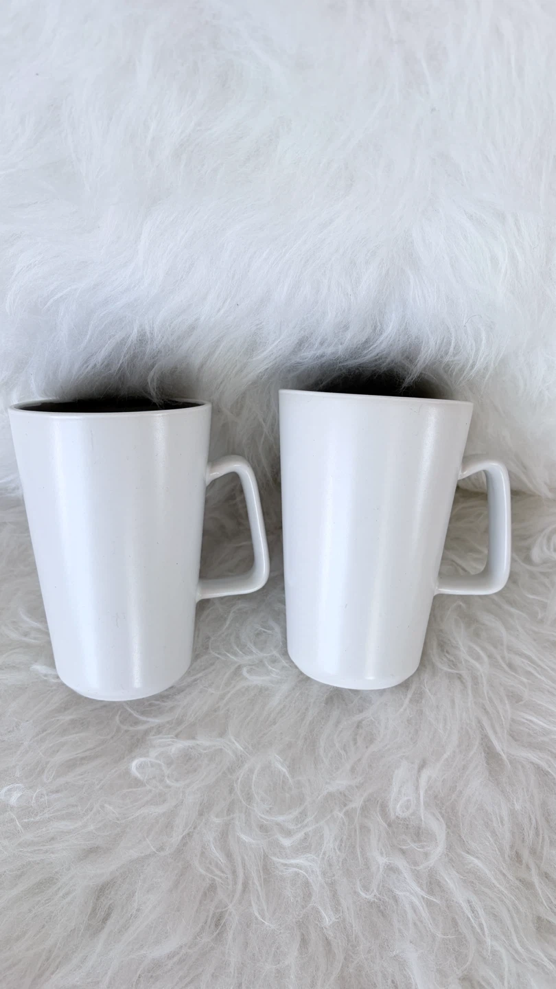 Cafedetiamo tea strainer and two white mugs
