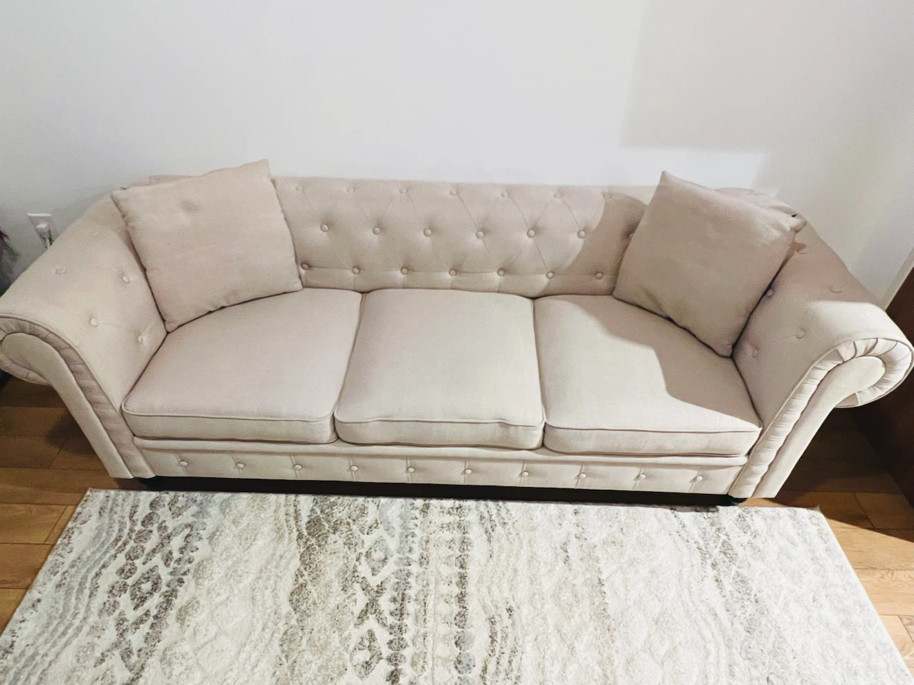 Beige tufted chesterfield sofa - photo 2