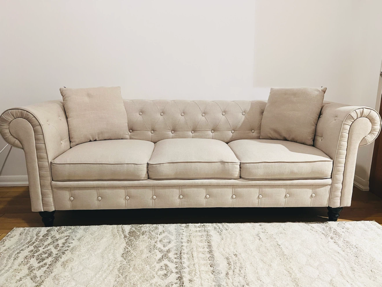 Beige tufted chesterfield sofa - photo 3