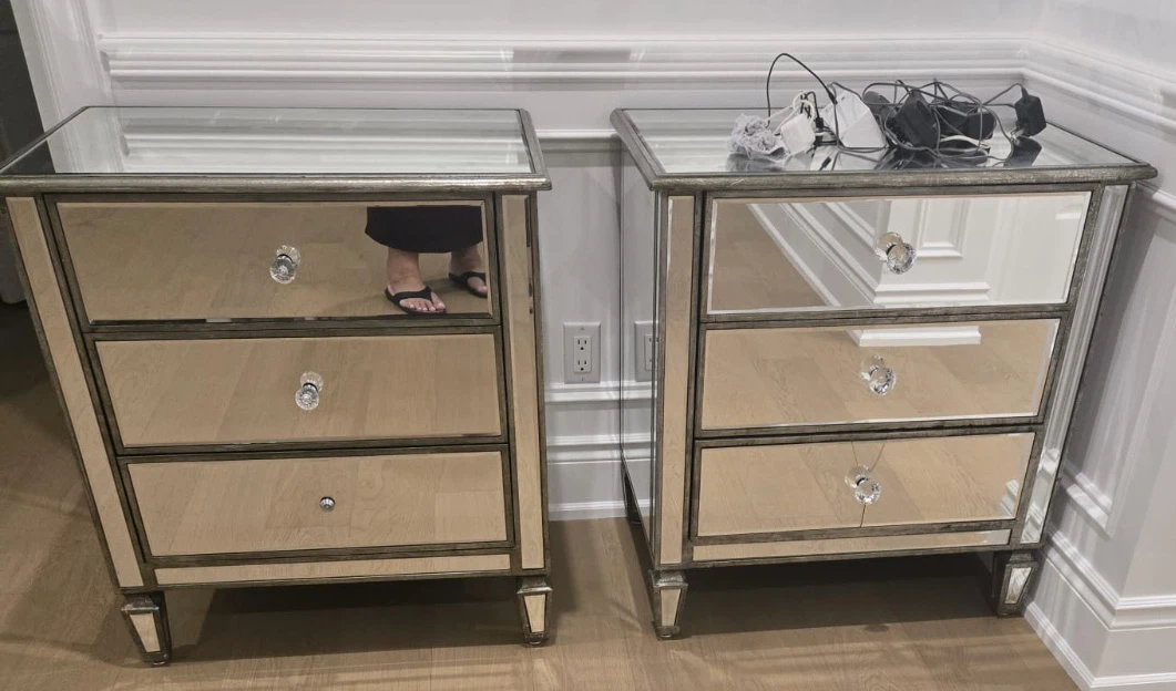Set of 2 Mirrored Nightstands with Crystal Knobs