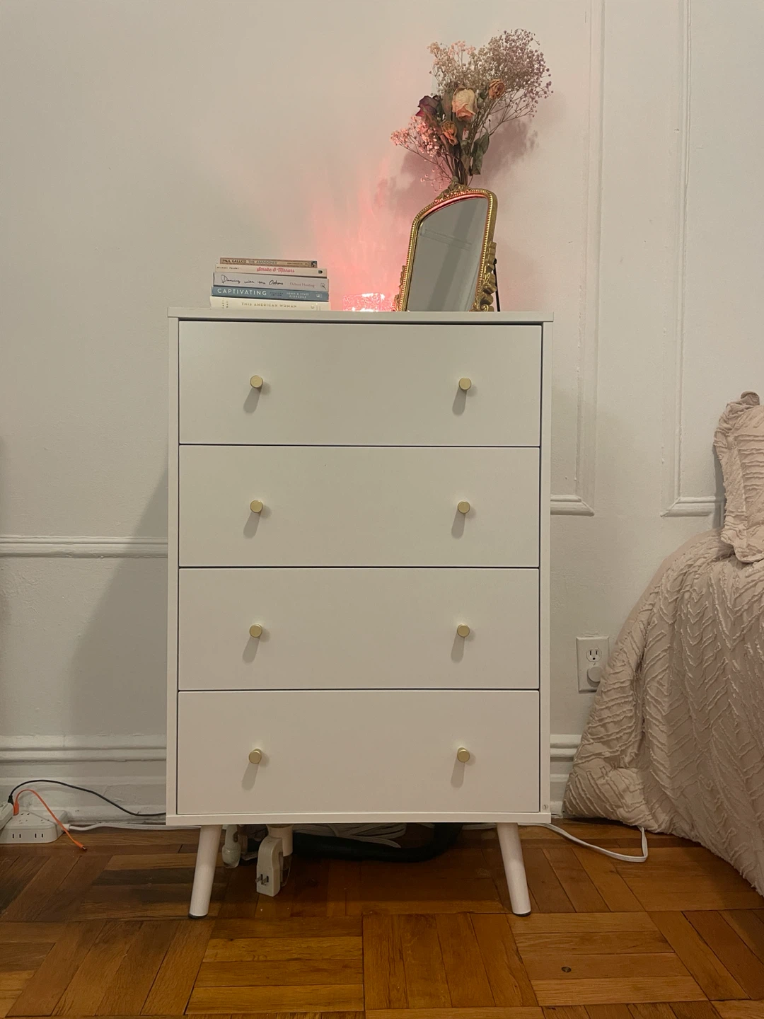 4 drawer dresser, white, two small visible signs of wear - photo 2