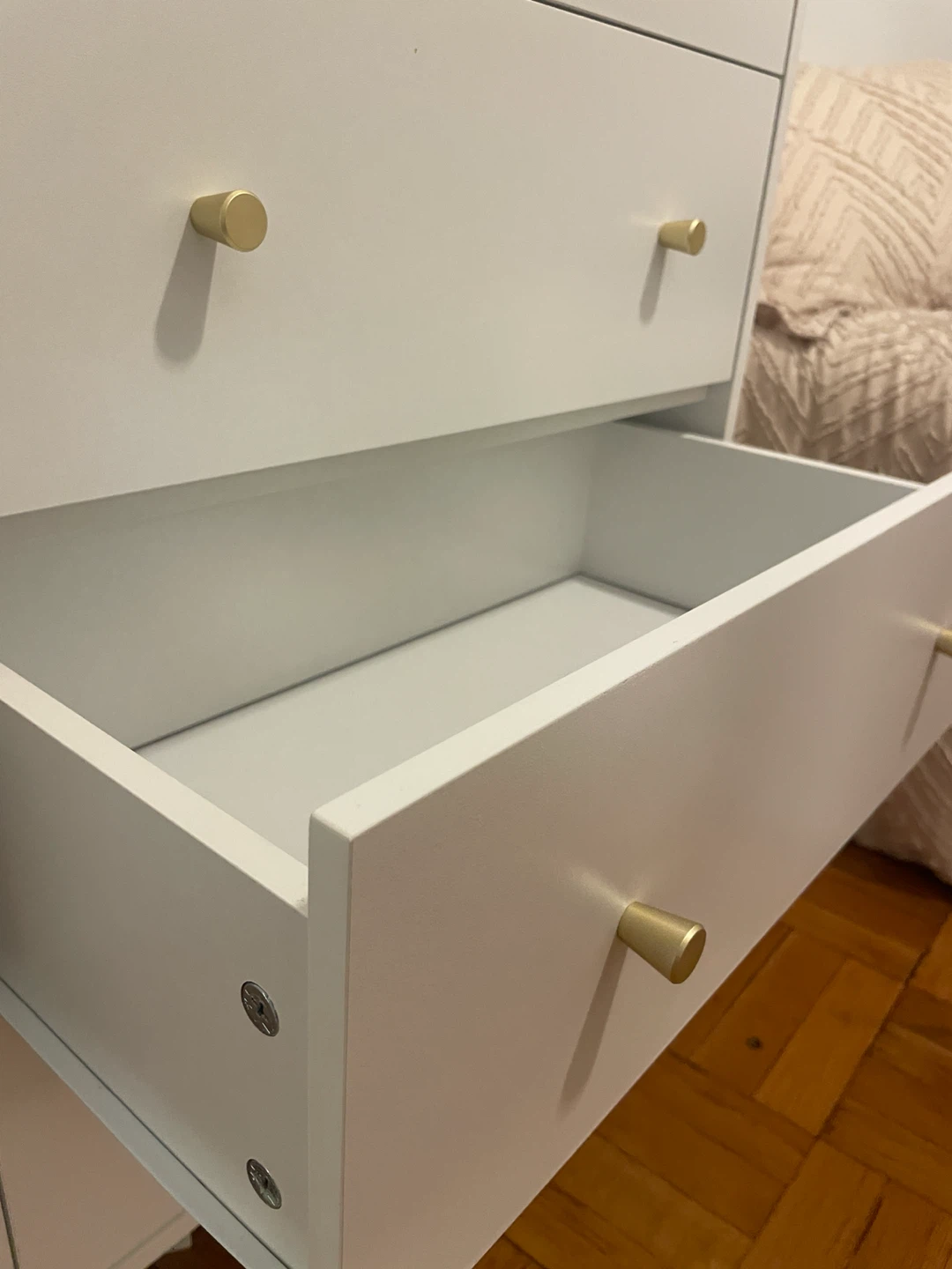 4 drawer dresser, white, two small visible signs of wear - photo 3