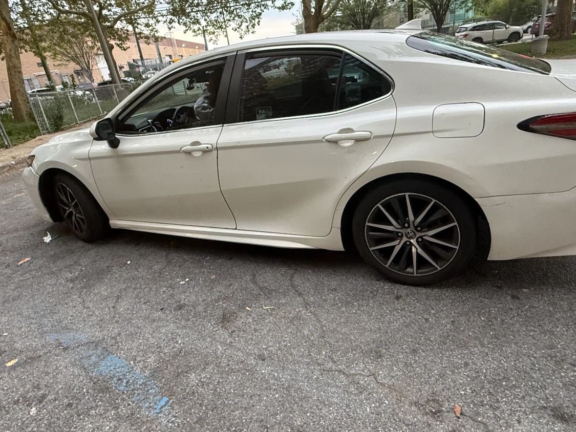 2019 Toyota Camry SE - photo 2
