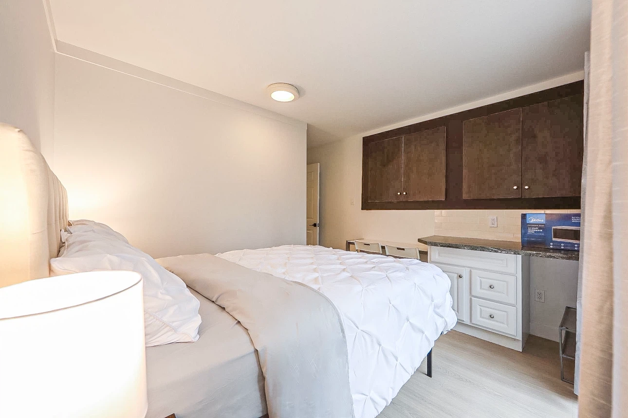 Furnished garden level one bed studio + laundry - photo 3