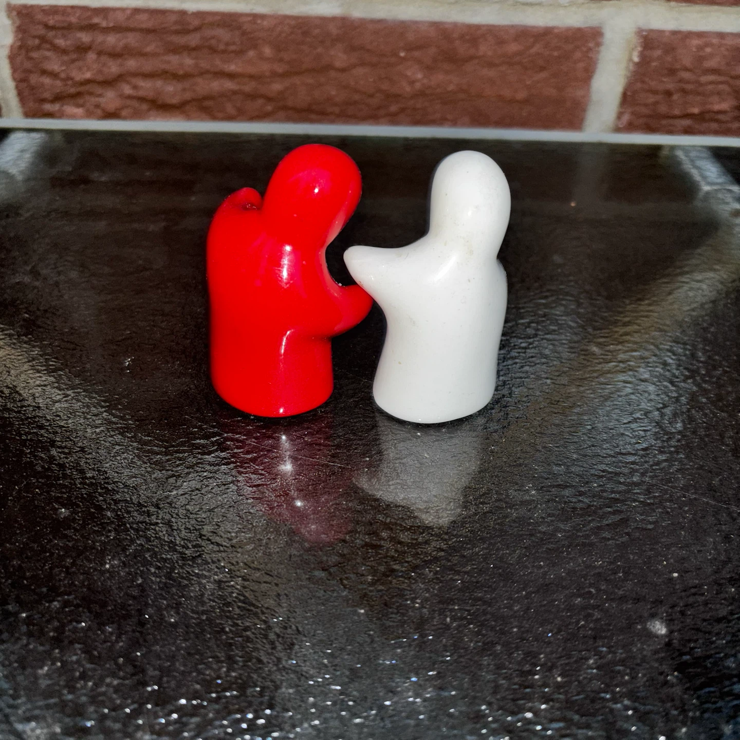 Red and White Hugging People Salt and Pepper Shakers - photo 2